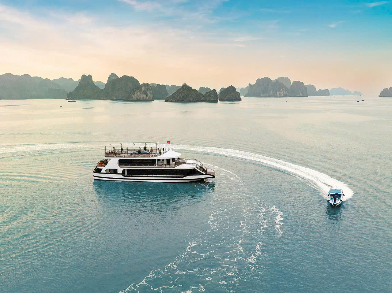Du thuyền qua đêm vịnh Hạ Long 2N1Đ